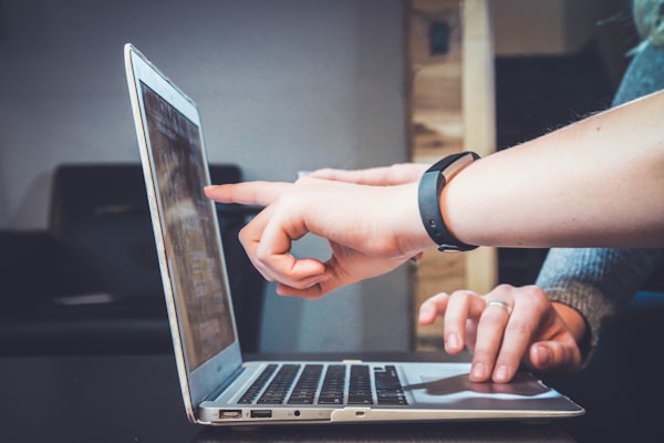 Onlinekurs-Produktion auf Laptop-Bildschirm